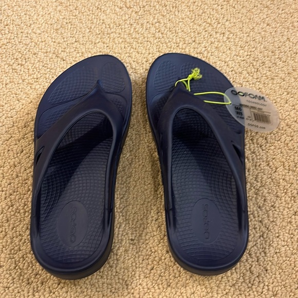 Oofos navy cushioned flip flops womens size 8 - Picture 2 of 5